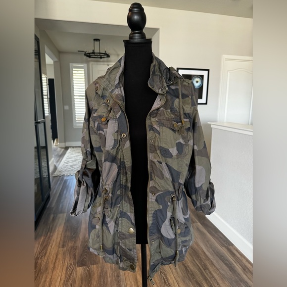 NWT - AMAZINGLY CUTE CAMO UTILITY JACKET WITH ZIP OFF HOOD - XL - Picture 2 of 12